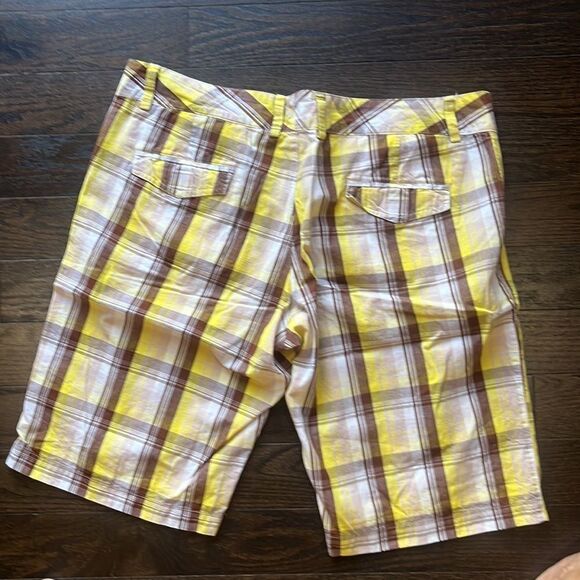 Casual shorts  - Picture 3 of 6